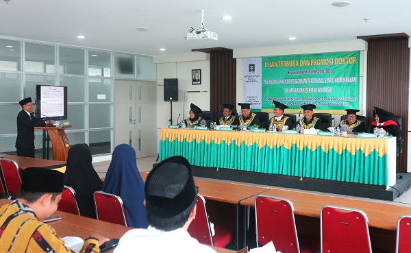 Hasanuddin Arafah saat mempertahankan desertasinya di depan dewan penguji di Kampus FIAI UII Yogyakarta, Jumat (23/8/2024). (foto : heri purwata)