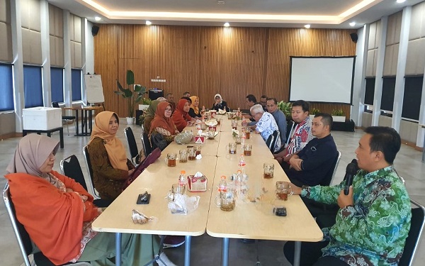 Winda Nur Cahyo (kanan) saat berbicara di hadapan Wakil Rektor UNISBA, Dekan Fakultas Teknik, dan dosen Prodi Teknik Industri di Bandung, Jumat (9/8/2024). (foto : istimewa)