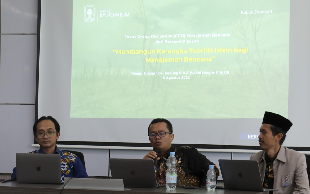 FGD Membangun Kerangka Teoritis Islam bagi Manajemen Bencana. Narasumber: M. Husnaini, Ph.D dan Dr. Mukhsin Achmad. Moderator Kurniawan Dwi Saputra M.Hum (foto: Puput SPMKB)