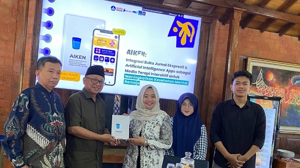 Dr Ir Agus Mansur, ST, M Eng Sc, IPU, Wakil Dekan FTI UII menyerahkan buku AIKEN kepada Bupati Sleman, Dra Hj Kustini Sri Purnomo, didampingi Ir Ali Parkhan, MT (paling kiri), Azzah Afifah Arsa, dan Revansha Zulfikar Alfaz. (foto : istimewa)