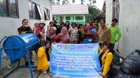 Tim PKM Dosen FMIPA UPR mentransfer teknologi dan membantu peralatan untuk membuat pupuk organik berbahan baku limbah rumah tangga dan sisa panen kepada Kelompok Tani Maju Bersama Desa Talian Kereng. (foto : istimewa)