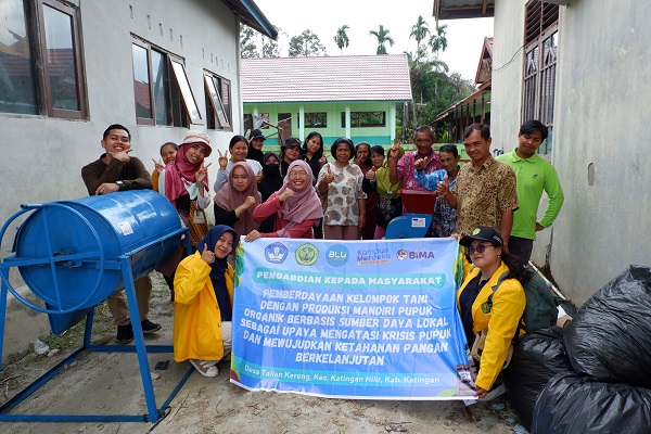 Tim PKM Dosen FMIPA UPR mentransfer teknologi dan membantu peralatan untuk membuat pupuk organik berbahan baku limbah rumah tangga dan sisa panen kepada Kelompok Tani Maju Bersama Desa Talian Kereng. (foto : istimewa)