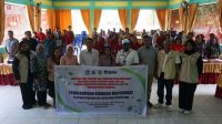 Dosen FMIPA UPR memberi pelatihan membuat eco-enzym warga Desa Tuwung, Kecamatan Kahayan Tengah, Kabupatem Pulang Pisau, Kalimantan Tengah. (foto : istimewa)