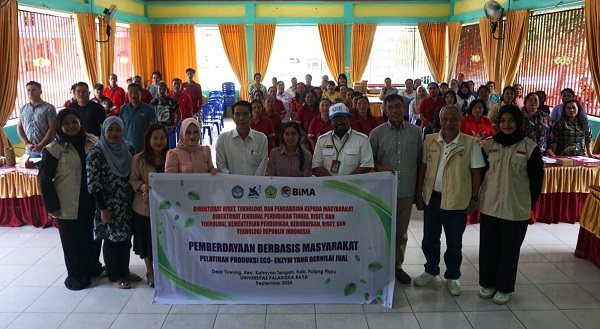 Dosen FMIPA UPR memberi pelatihan membuat eco-enzym warga Desa Tuwung, Kecamatan Kahayan Tengah, Kabupatem Pulang Pisau, Kalimantan Tengah. (foto : istimewa)