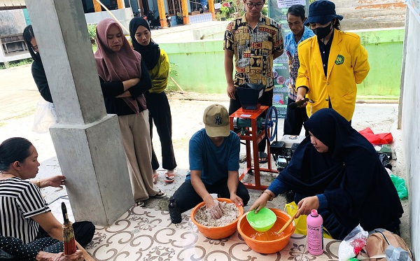 Warga Desa Talian Kereng, Kabupaten Katingan, Kalimantan Tengah mendapat pelatihan membuat pelet atau pakan ikan probiotik. (foto : istimewa)