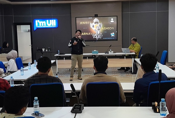 Budi Setiawan saat menjadi nara sumber pada Kuliah Umum di Prodi Magister Informatika FTI UII Yogyakarta. (foto : istimewa)