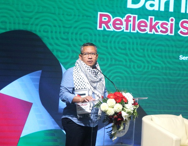 Rektor UII, Fathul Wahid saat menyampaikan sambutan pada seminar dan pameran lukisan di Kampus Terpadu UII Yogyakarta, Senin (7/10/2024). (foto : istimewa)