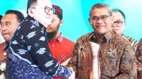 Rektor UAD, Prof Muchlas (kanan) menerima Indonesia Halal Industry Award dari Kementerian Perindustrian. (foto : istimewa)