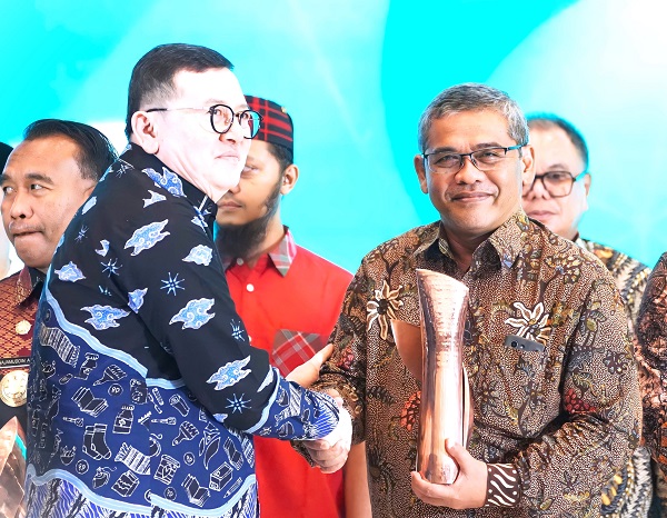 Rektor UAD, Prof Muchlas (kanan) menerima Indonesia Halal Industry Award dari Kementerian Perindustrian. (foto : istimewa)