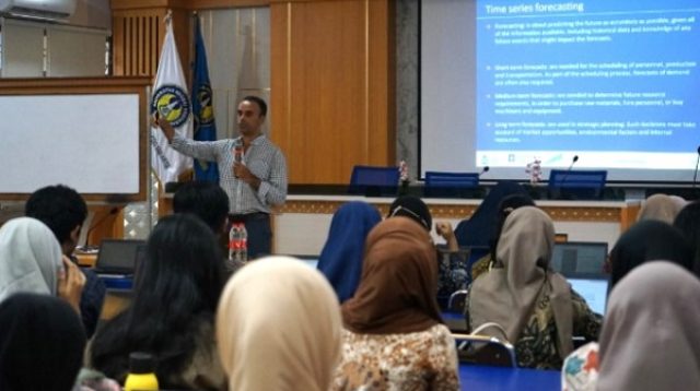 Prof Paulo Canas Rotrigues saat menyampaikan materi diskusi di Universitas Negeri Yogyakarta. (foto : screenshotuny.ac.id)