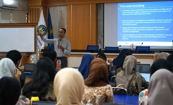 Prof Paulo Canas Rotrigues saat menyampaikan materi diskusi di Universitas Negeri Yogyakarta. (foto : screenshotuny.ac.id)