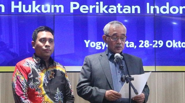 Prof Sogar Simamora (kanan) saat membacakan 'Deklarasi Yogyakarta' di Kampus UII, Senin (28/10/2024). (foto : heri purwata)