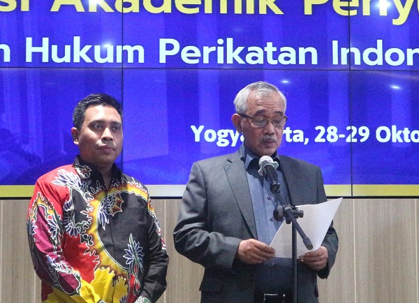 Prof Sogar Simamora (kanan) saat membacakan 'Deklarasi Yogyakarta' di Kampus UII, Senin (28/10/2024). (foto : heri purwata)