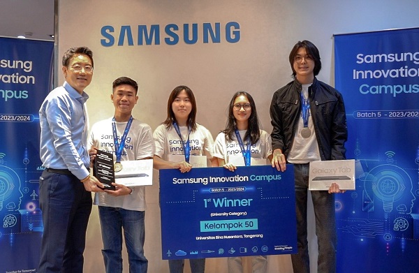 Tim Mahasiswa BINUS University yang menciptakan Daely bersama Harry Lee, President Samsung Electronics Indonesia. (foto : istimewa)