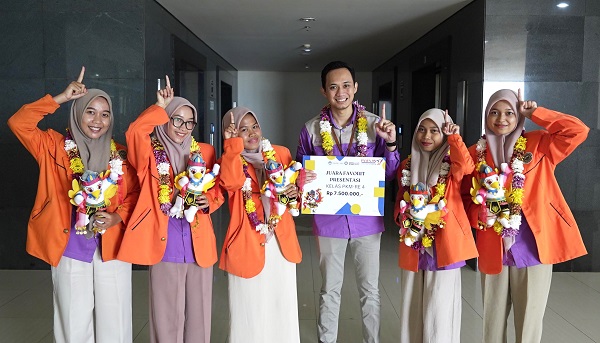 Tim Bandotan : Intan Faya Nurazizah (Ketua), Jelia Enggal Listiana, Apriyanti, Lubna Basalamah, Dita Rohmantin, dan Dosen Pendamping Haris Setiawan. (foto : humas dan protokol UAD)