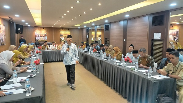 Agus Mansur saat menjadi nara sumber pada Mini Workshop dengan peserta 44 Guru BK di Kudus, Senin (11/11/2024). (foto : istimewa)