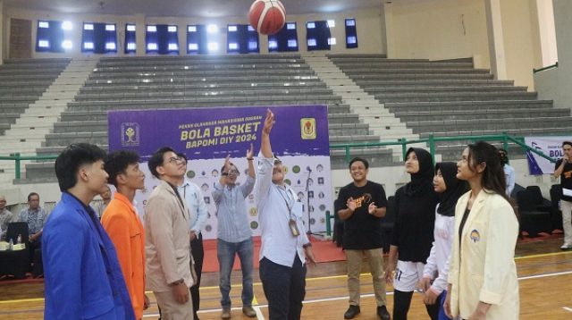 Rohidin saat melakukan jump ball sebagai tanda dimulainya Kejuaraan Bola Basket POMDA di GOR Ki Bagoes Hadikoesoemo, Kampus Terpadu UII Yogyakarta, Senin (25/11/2024). (foto : heri purwata)