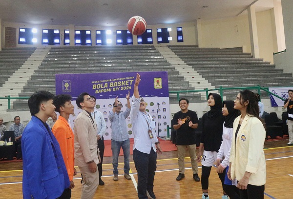 Rohidin saat melakukan jump ball sebagai tanda dimulainya Kejuaraan Bola Basket POMDA di GOR Ki Bagoes Hadikoesoemo, Kampus Terpadu UII Yogyakarta, Senin (25/11/2024). (foto : heri purwata)