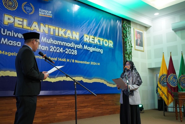 Adam Jerusalem saat melantik Lilik Andriyani sebagai Rektor di Auditorium Kampus 1 UNIMMA, Magelang, Jawa Tengah, Jumat (8/11/2024). (foto : humas UNIMMA)