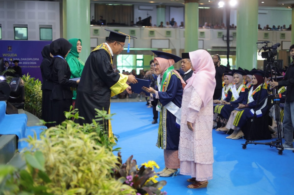 Luluk Makrifatul Madani didampingi kedua orang tua. (foto: UII)