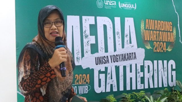 Rektor UNISA Yogyakarta, Warsiti saat menyampaikan sambutan pada 'Media Gathering dan Awarding Wartawan 2024' di ruang sidang gedung Siti Moendjijah, Kampus Terpadu UNISA, Rabu (20/11/2024). (foto : heri purwata)