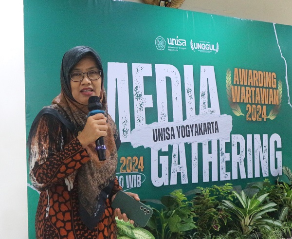 Rektor UNISA Yogyakarta, Warsiti saat menyampaikan sambutan pada 'Media Gathering dan Awarding Wartawan 2024' di ruang sidang gedung Siti Moendjijah, Kampus Terpadu UNISA, Rabu (20/11/2024). (foto : heri purwata)