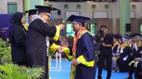 Rektor UII, Fathul Wahid mewisuda wisudawan di Auditorium Abdul Kahar Mudzakkir, Kampus Terpadu UII, Sabtu (30/11/2024). (foto : Humas UII)