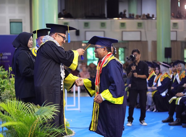 Rektor UII, Fathul Wahid mewisuda wisudawan di Auditorium Abdul Kahar Mudzakkir, Kampus Terpadu UII, Sabtu (30/11/2024). (foto : Humas UII)