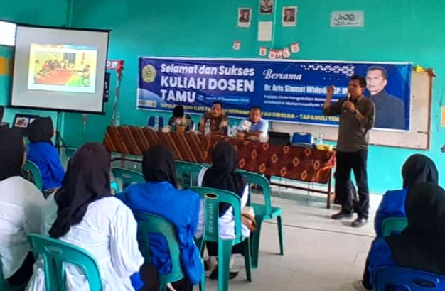 Aris Slamet Widodo saat menyampaikan materi kuliah di Sekolah Tinggi Ilmu Tarbiyah Muhammadiyah (STITM) Sibolga, Tapanuli Tengah, Sumatera Utara. (foto : istimewa)