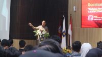 Prof Moh Mahfud MD saat menyampaikan keynote speech pada di Auditorium Lantai 4 Fakultas Hukum, Universitas Islam Indonesia (FH UII), Jumat (13/12/2024). (foto : heri purwata)