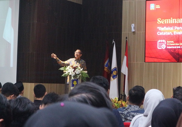 Prof Moh Mahfud MD saat menyampaikan keynote speech pada di Auditorium Lantai 4 Fakultas Hukum, Universitas Islam Indonesia (FH UII), Jumat (13/12/2024). (foto : heri purwata)