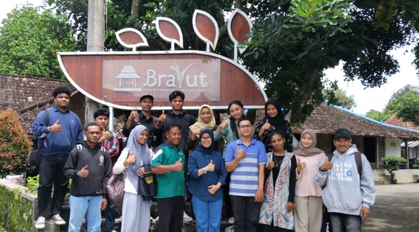 Mahasiswa Program Studi Sosiologi Universitas Widya Mataram (UWM) Yogyakarta saat berada di Desa Wisata Brayut. (foto : istimewa)