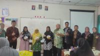 Mahasiswa Magister PAI UAD dan perwakilan peserta workshop pembuatan cuka buah. (foto: istimewa)