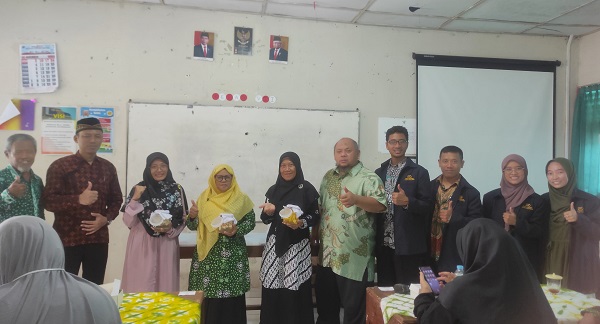 Mahasiswa Magister PAI UAD dan perwakilan peserta workshop pembuatan cuka buah. (foto: istimewa)