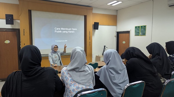 Puji Qomariyah saat memberikan materi kuliah tentang penulisan opini publik di Kampus UMY. (foto : istimewa)