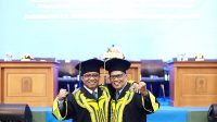 Prof Johan Arifin dan Prof Sutrisno sebelum pengukuhan. (foto : Humas UII)