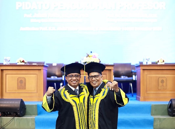 Prof Johan Arifin dan Prof Sutrisno sebelum pengukuhan. (foto : Humas UII)