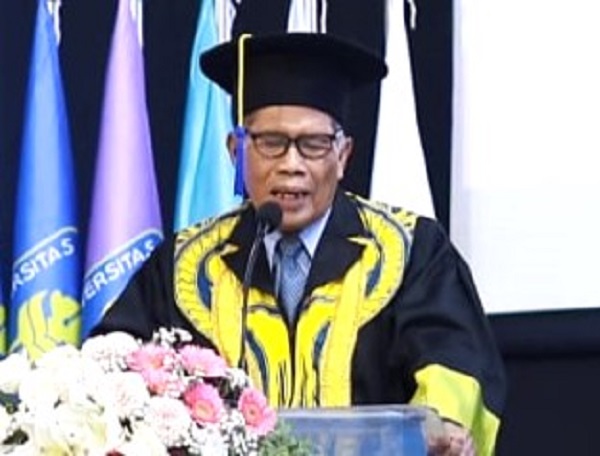 Prof Sutrisno saat menyampaikan pidato pengukuhan di Auditorium Abdul Kahar Mudzakkir Kampus Terpadu UII, Selasa (3/12/2024). (foto : Humas UII)