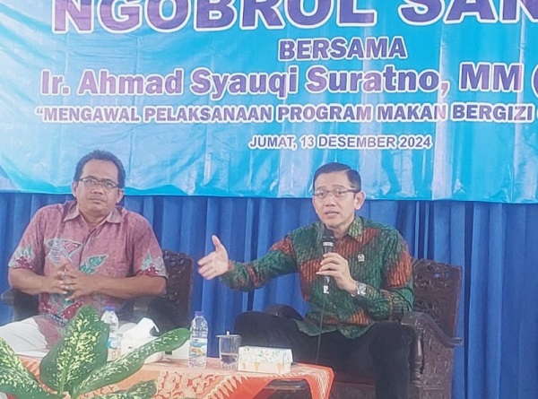 Ahmad Syauqi Soeratno saat menyerap aspirasi yang dimoderatori Hudono di Kantor PWI DIY Jalan Gambiran Yogyakarta, Jumat (13/12/2024). (foto : heri purwata)