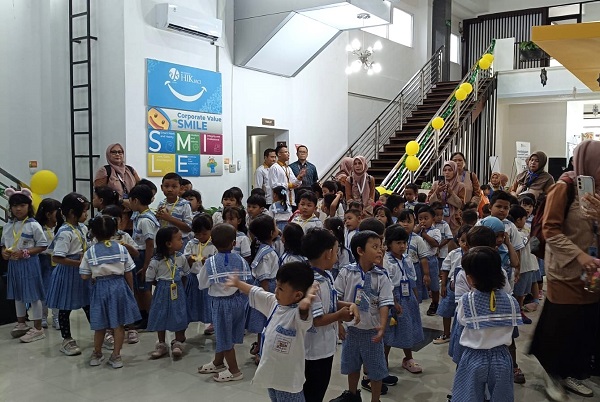 Siswa-siswi TK Taman Bahagia Jaban, Kapanewon Ngaglik saat berkunjung ke BPRS HIK MCI di Jalan Kaliurang Km 9 Ngaglik Sleman. (foto : istimewa)