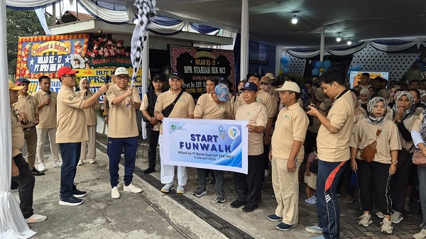 Edy Suandi Hamid melepas funwalk Milad ke 17 BPRS HIK MCI di Yogyakarta, Sabtu (11/1/2025). (foto : istimewa)