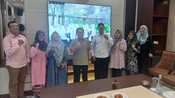 Hari Purnomo foto bersama dengan Kepala Sekolah dan Guru SMA di Kota Jambi. (foto : istimewa)