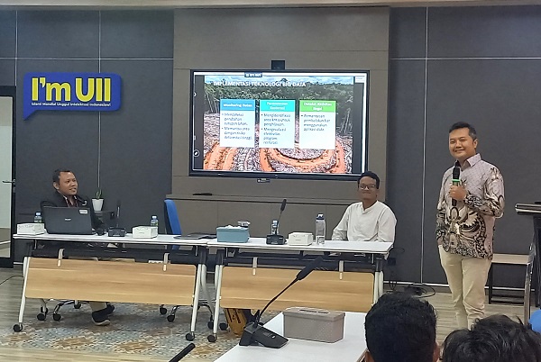 Ismail Fahmi saat menyampaikan materi pada Kuliah Umum di Fakultas Teknologi Industri FTI UII. (foto : istimewa)