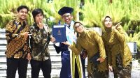 Muhammad Agusta Wijaya seusai mengikuti wisuda. (foto : istimewa)