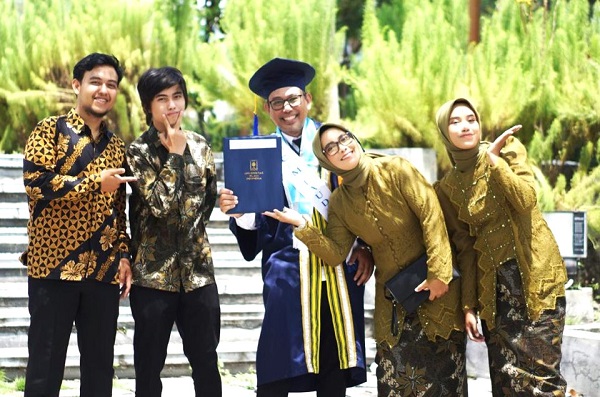 Muhammad Agusta Wijaya seusai mengikuti wisuda. (foto : istimewa)