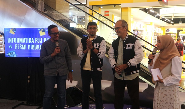 Dari kiri ke kanan: Mukhammad Andri Setiawan, Dhomas Hatta Fudholi, R Teduh Dirgahayu dan pembawa acara pada launching PJJ Informatika UII di Pakuwon Mall, Sabtu (11/1/2025). (foto : heri purwata)