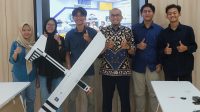 Tim UKM Aero Teknik Elektro bersama Sisdarmanto Adinandra di Kampus FTI UII Yogyakarta, Kamis (16/1/2024). (foto : heri purwata)