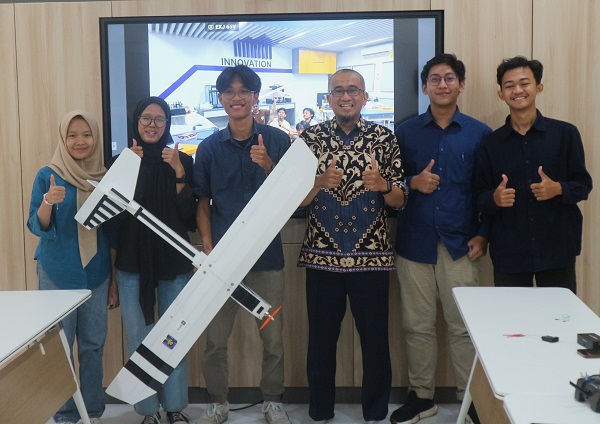 Tim UKM Aero Teknik Elektro bersama Sisdarmanto Adinandra di Kampus FTI UII Yogyakarta, Kamis (16/1/2024). (foto : heri purwata)