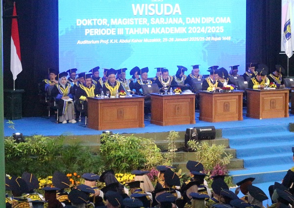 Wisuda Doktor, Magister, Sarjana, dan Diploma, Periode III Tahun Akademik 2024/2025 di Auditorium Abdul Kahar Mudzakkir Kampus UII, Sabtu-Ahad (25-26/1/2025). (foto : heri purwata)