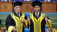 Prof Anas Hidayat dan Prof Unggul Priyadi sebelum menyampaikan pidato pengukuhan. (foto : Humas UII)